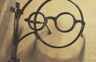 ロートアイアン眼鏡の看板