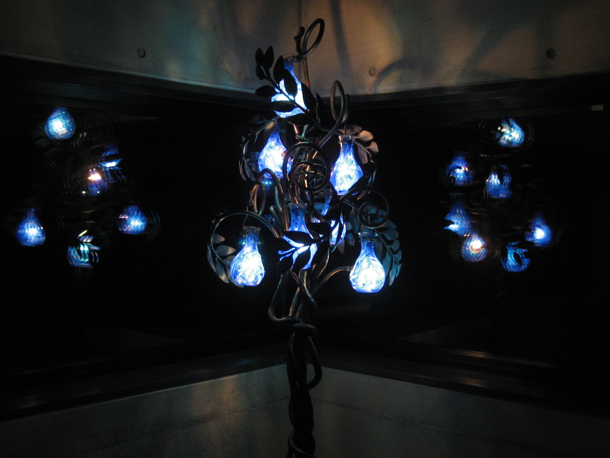 エネルギーの器としての照明オブジェ