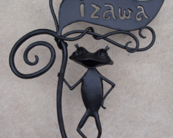 ロートアイアンカエルの表札
