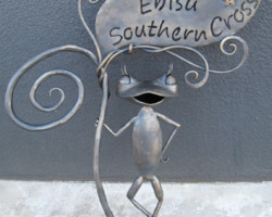 ロートアイアンカエルの表札