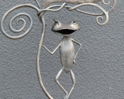 ロートアイアンカエルの表札