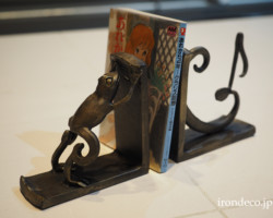 ロートアイアン カエルと音符のブックエンド