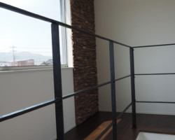 109-吹抜けのロートアイアン手摺り